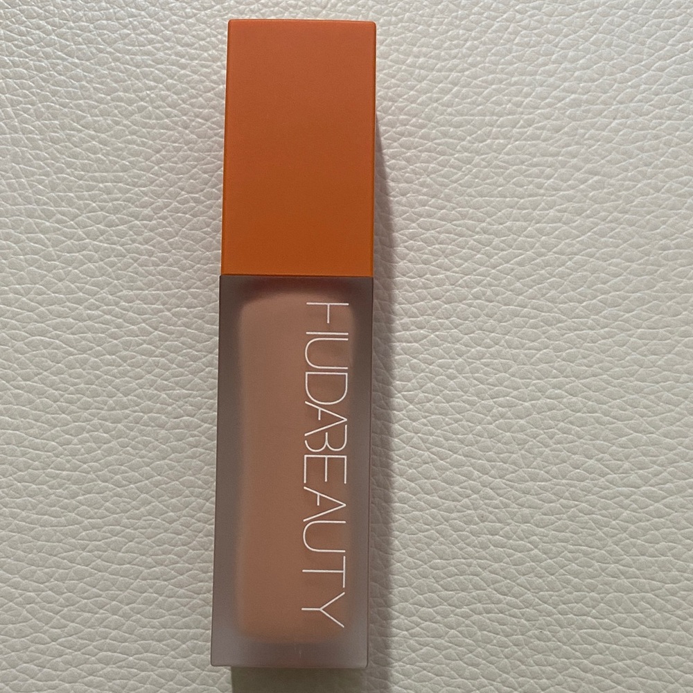 HUDA BEAUTY #Fauxfiltercorrector in shade Pink Pamelo